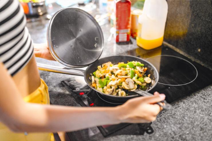 cucina a induzione a gas cosa sapere prima di scegliere