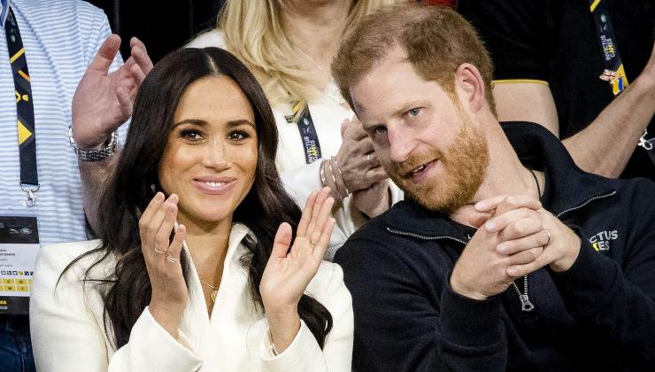 meghan markle copia lady diana dettaglio